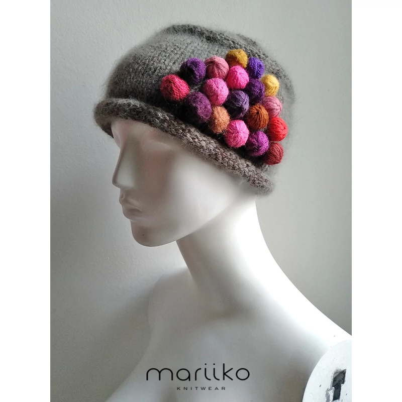  FONALGOMBOLYAGOS SAPKA - SZÜRKÉSBARNA, MOHAIR