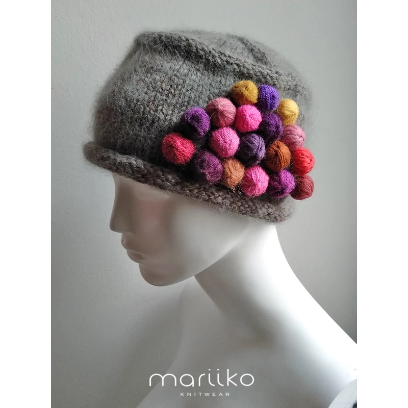  FONALGOMBOLYAGOS SAPKA - SZÜRKÉSBARNA, MOHAIR