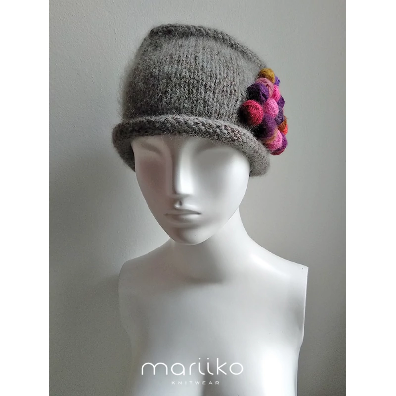  FONALGOMBOLYAGOS SAPKA - SZÜRKÉSBARNA, MOHAIR